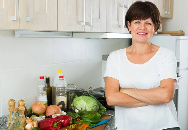 Portrait Glad Mature Woman Housewife Standing Kitchen Indoors — Stock Photo, Image