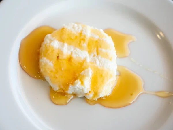 Honigkatalanisches Dessert Bestehend Aus Frischkäse Aus Kuh Oder Ziegenmilch Ohne — Stockfoto