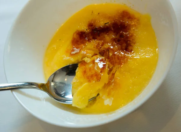 Γλυκό Επιδόρπιο Κρεμ Μπρουλέ Καραμέλα Υψηλής Ποιότητας Φωτογραφία — Φωτογραφία Αρχείου