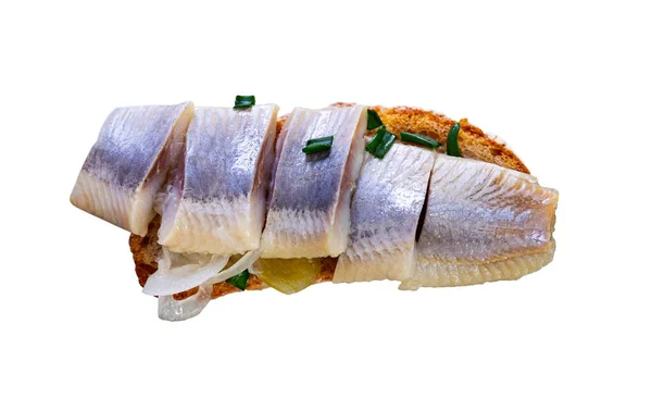 用咸咸的鲱鱼做的美味三明治 切成块 装饰上精美的绿色洋葱 在白色背景下被隔离 — 图库照片