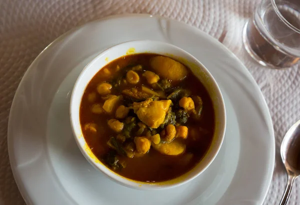 食欲をそそるスペイン料理 ひよこ豆とチャードとジャガイモ — ストック写真