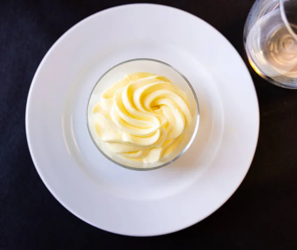 Σερβίρισμα Που Περιέχει Γλυκό Σορμπέ Λεμονιού Στο Τραπέζι Στο Εστιατόριο — Φωτογραφία Αρχείου