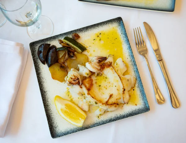 Cuttlefish Garlic Parsley Served Potatoes Zucchini Dish Restaurant — Stock Photo, Image