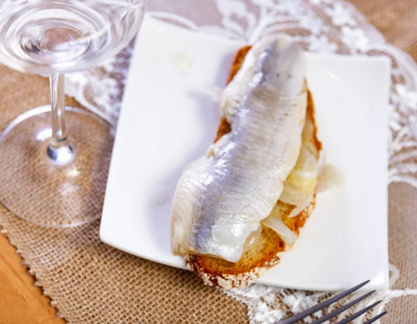 Salamura Edilmiş Ringa Balığı Restoranda Servis Edilen Soğanlı Iştah Açıcı — Stok fotoğraf