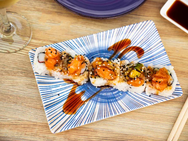 Traditionele Japanse Sushi Broodjes Gevuld Met Krab Vlees Komkommer Belegd — Stockfoto