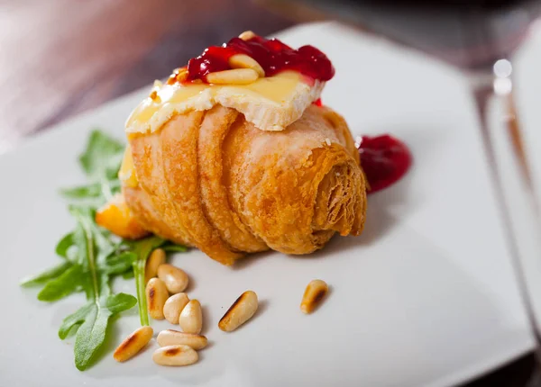 Obrázek Mini Croissantu Camembertem Malinovou Marmeládou — Stock fotografie