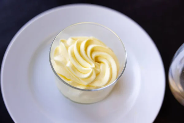 Süßes Dessert Aus Zitronensorbet Serviert Glas Mit Notwendiger Tischdekoration — Stockfoto