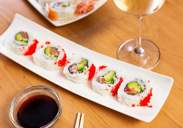 Rolo Sushi Com Caviar Tobiko Vermelho Placa Branca Mesa Madeira — Fotografia de Stock