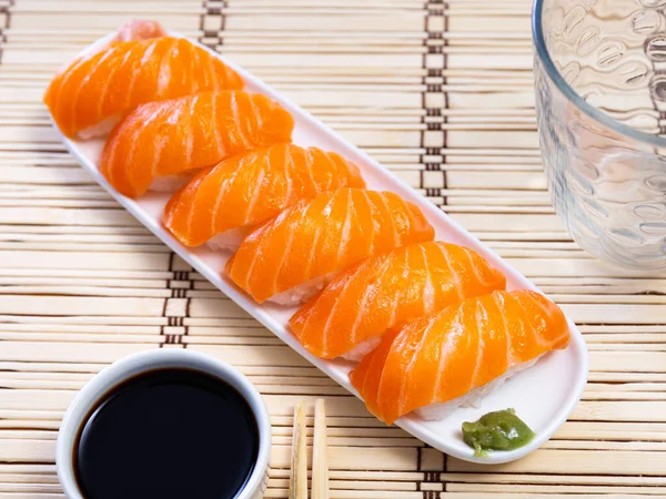 Traditional Japanese Dish Nigiri Sushi Fresh Row Salmon Slises — Stock Photo, Image