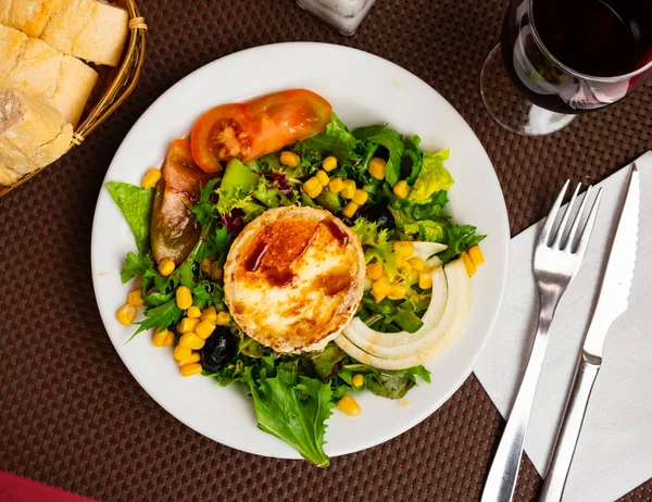 Restoranda Servis Edilen Sebzeli Keçi Peynirli Iştah Açıcı Salata — Stok fotoğraf