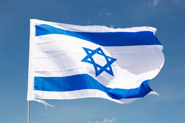 Jasného Slunečného Dne Vlaje Národní Vlajka Izraele Proti Modrému Nebi — Stock fotografie