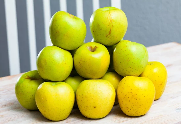 Manzanas Verdes Amarillas Frescas Mesa —  Fotos de Stock