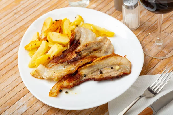 Traditionele Mediterrane Geroosterde Varkenslende Varkensvlees Met Ribben Gebakken Aardappelen — Stockfoto