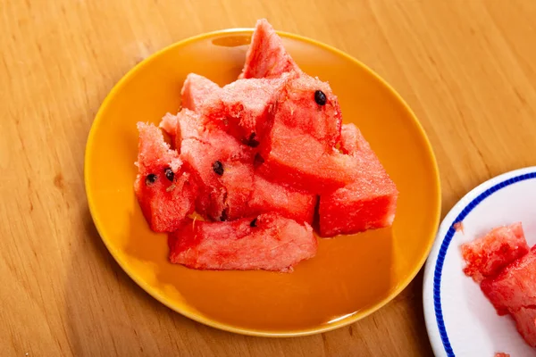 Reife Wassermelonenstücke Einem Teller Auf Dem Gedeckten Tisch Restaurant Aufgetischt — Stockfoto