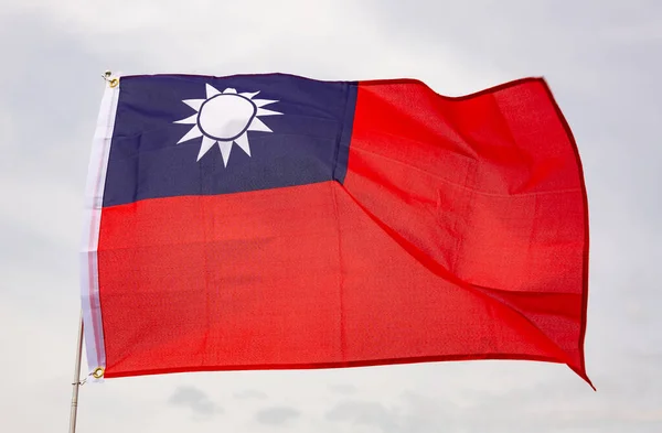 Duża Flaga Tajwanu Wisząca Nad Niebem Chmurami Ciągu Dnia — Zdjęcie stockowe