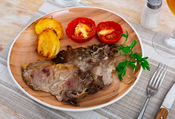 Carne Maiale Appetitosa Con Patate Arrosto Pomodoro Tagliato Metà Decorato — Foto Stock