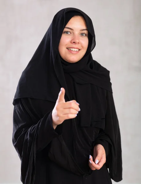Pozitivní Mladá Žena Černém Hidžábu Aktivně Gestikuluje Rukama Rozevírá Dlaně — Stock fotografie