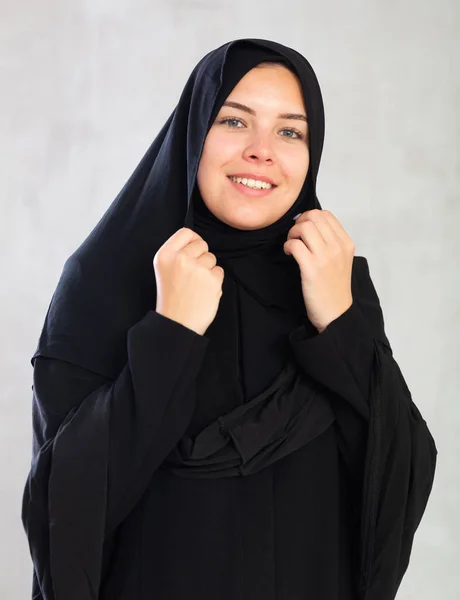 陽気な若いイスラム教徒の女性は黒いヒジャブを着ています — ストック写真