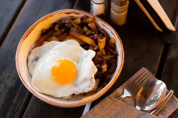 Ştah Açıcı Kızarmış Yumurta Sebze Garnitürlü Fırında Patates Patlıcan Biberli — Stok fotoğraf