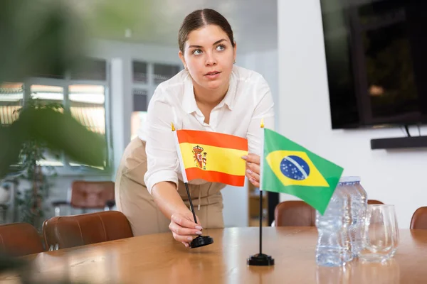 협상을위한 회의실에서 브라질의 깃발과 테이블에 스페인의 깃발을 긍정적 — 스톡 사진