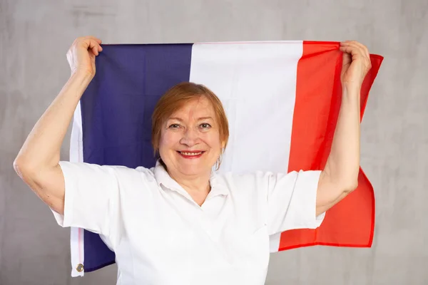 Leende Äldre Kvinna Vinka Nationell Tricolor Flagga Frankrike Samtidigt Poserar — Stockfoto
