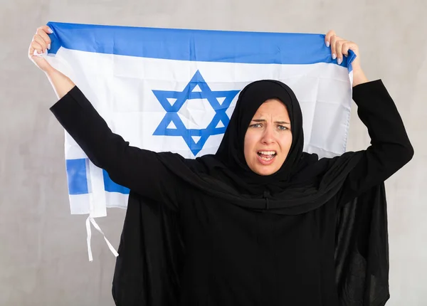 Sorglig Ung Muslimsk Kvinna Bär Svart Traditionell Hijab Innehav Flagga — Stockfoto