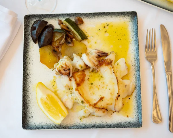 Fried Cuttlefish Served Platter Garlic Parsley Potatoes Zucchini — Stock Photo, Image