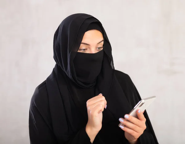 Ung Ljus Hud Flicka Med Ansiktet Täckt Burka Innehar Telefon — Stockfoto