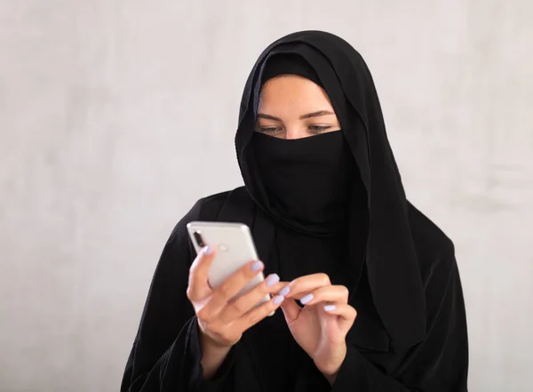 Νεαρή Μουσουλμάνα Κυρία Φορώντας Μαύρο Παραδοσιακό Niqab Χρησιμοποιώντας Τηλέφωνο — Φωτογραφία Αρχείου