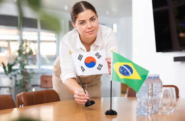 Une Jeune Assistante Met Place Des Drapeaux Brésil Corée Sud — Photo
