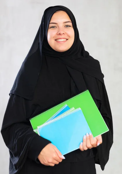Veselý Mladý Muslim Student Černé Tradiční Hidžáb Notebooky Rukou — Stock fotografie