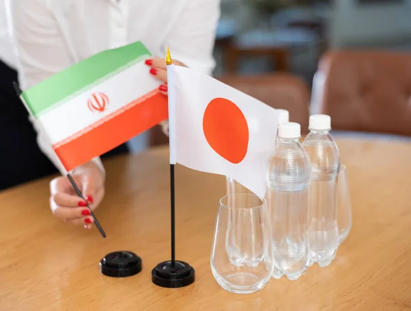 Маленький Флаг Японии Столе Бутылками Воды Флагом Ирана Поставили Рядом — стоковое фото