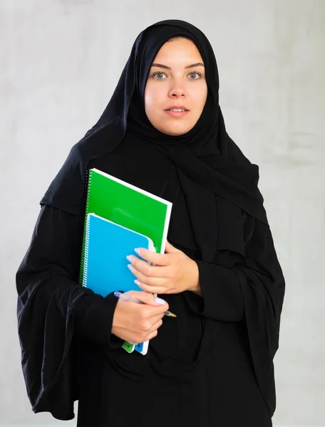 Молодая Мусульманка Студентка Черном Традиционном Хиджабе Держит Учебники — стоковое фото