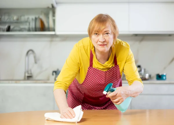Adulto Mulher Positiva Mesa Toalhetes Avental Cozinha Com Pano — Fotografia de Stock