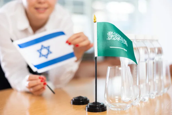 Malé Vlajky Izraele Saúdské Arábie Jednacím Stole Kancelářských Prostorách — Stock fotografie