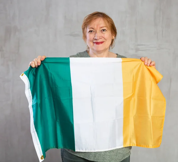 Lykkelig Moden Dame Stolt Holder Flagg Irland – stockfoto