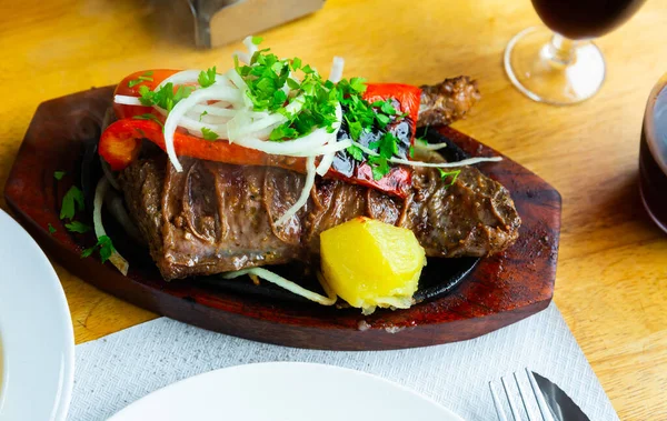 Gebratenes Rindfleisch Mit Gemüse Auf Einer Traditionellen Keramikteller Einem Restaurant — Stockfoto