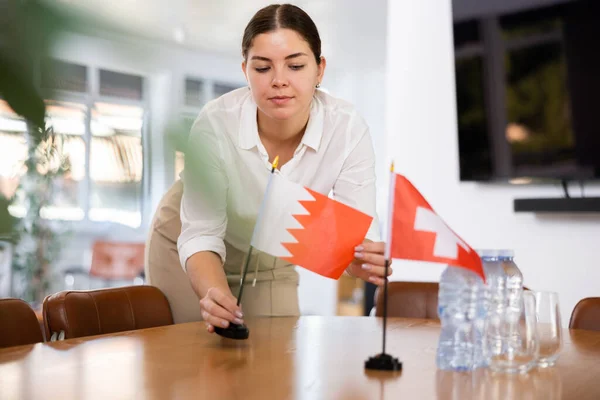 Girl Assistant Prepares Conference Room International Negotiations Representatives Switzerland Bahrain — Stock Photo, Image