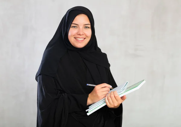 Junges Positiv Freudiges Mädchen Schwarzen Hijab Hält Mehrere Notizbücher Den — Stockfoto