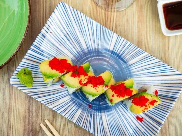 Uramaki Rollo Sushi Revés Con Salmón Mango Aguacate Pepino Tobiko — Foto de Stock