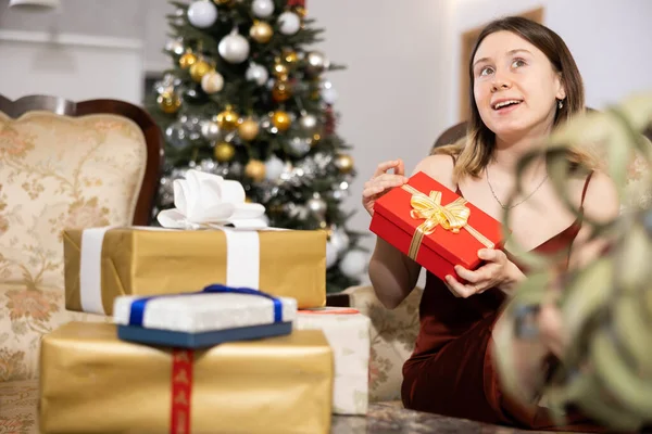 Νεαρή Γυναίκα Είναι Αναμονή Των Διακοπών Ετοιμάζει Χριστουγεννιάτικα Δώρα Για — Φωτογραφία Αρχείου
