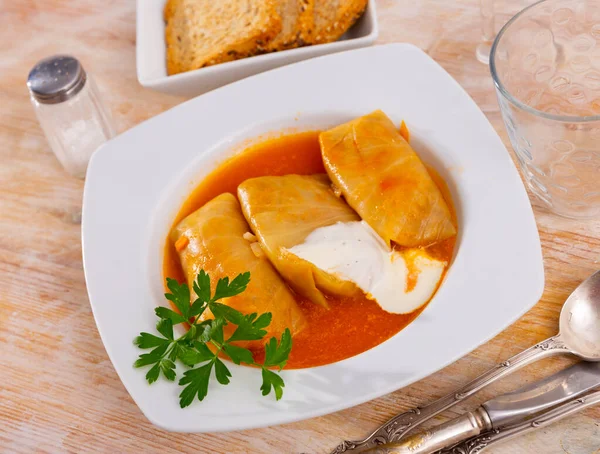 World Famous Dish Cabbage Rolls Served Sour Cream Decorated Greenery — Stock Photo, Image