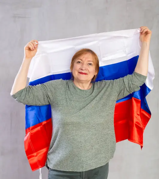 Rusya Nın Ulusal Bayrağını Sallayan Gülümseyen Yaşlı Kadın Gri Stüdyo — Stok fotoğraf