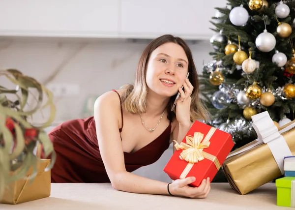 Ελκυστική Νεαρή Γυναίκα Αναμονή Των Χριστουγέννων Ετοιμάζει Δώρα Για Τους — Φωτογραφία Αρχείου
