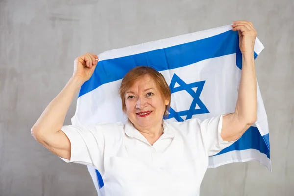 Mujer Mayor Feliz Ondeando Bandera Nacional Estado Israel Mientras Posando — Foto de Stock