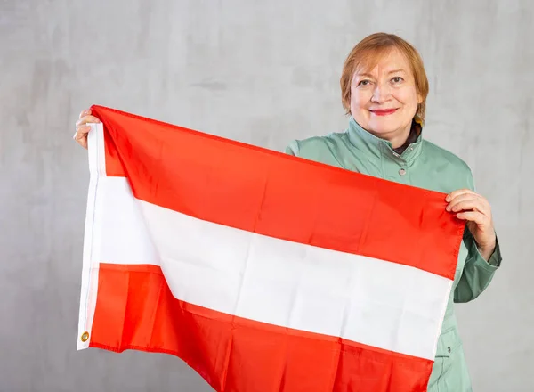 Olgun Mutlu Bir Kadın Elinde Avusturya Bayrağıyla Gururla Duruyor — Stok fotoğraf