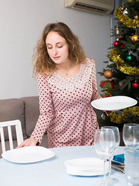 Νεαρή Γυναίκα Ετοιμάζεται Τραπέζι Για Νύχτα Της Πρωτοχρονιάς Υψηλής Ποιότητας — Φωτογραφία Αρχείου