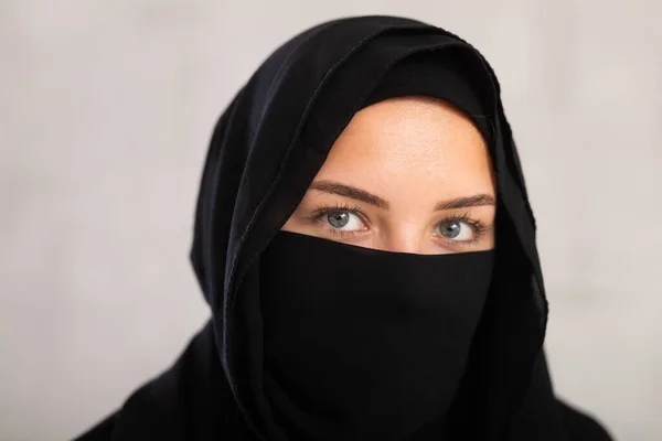 Young Muslim Lady Wearing Black Traditional Niqab — Stock Photo, Image