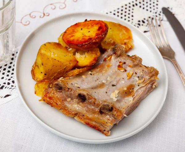 Apenas Uma Porção Cozinhada Costelas Porco Grelhadas Com Pedaços Batatas — Fotografia de Stock