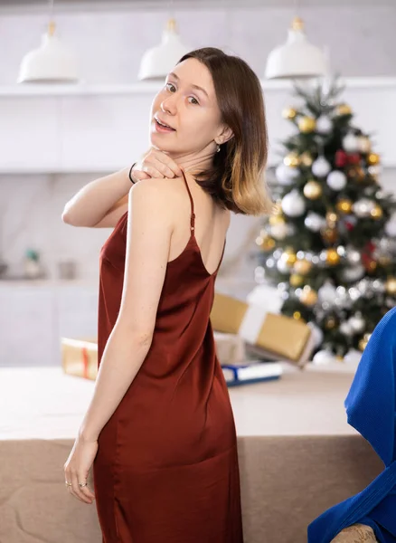 Νεαρή Θετική Γυναίκα Αναμονή Των Χριστουγέννων Ποζάρει Ένα Νέο Φόρεμα — Φωτογραφία Αρχείου